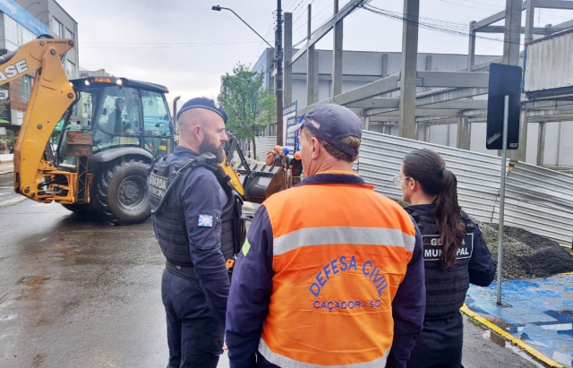 Rua Lauro Muller, permanece interditada após desmoronamento